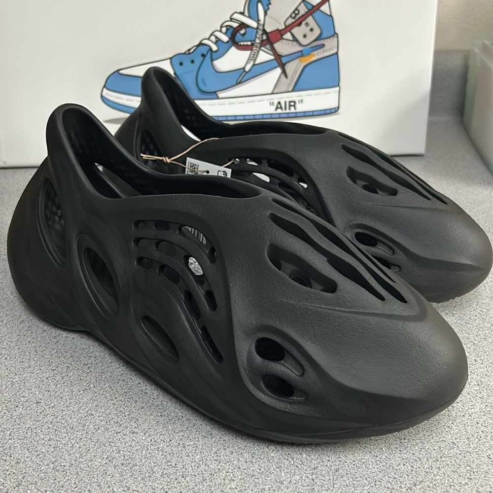 New YZY Foam Rnr dark onyx size 11 Men’s DEADSTOCK